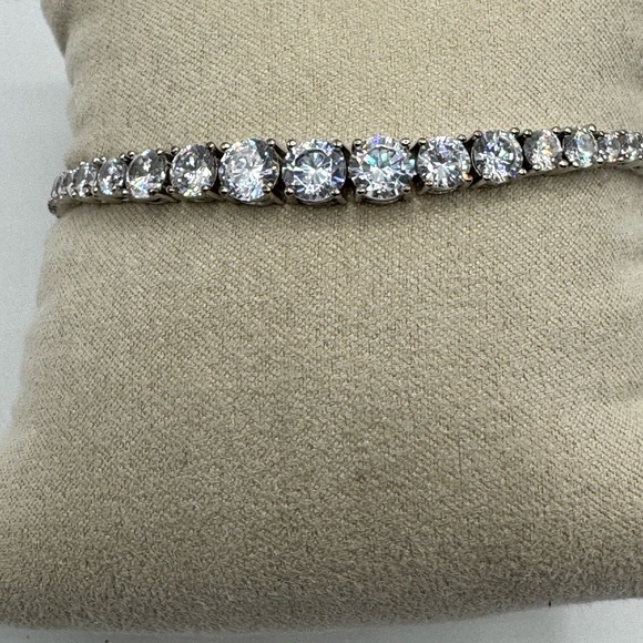 18k 17ct Tennis Bracelet - Picture 5 of 14